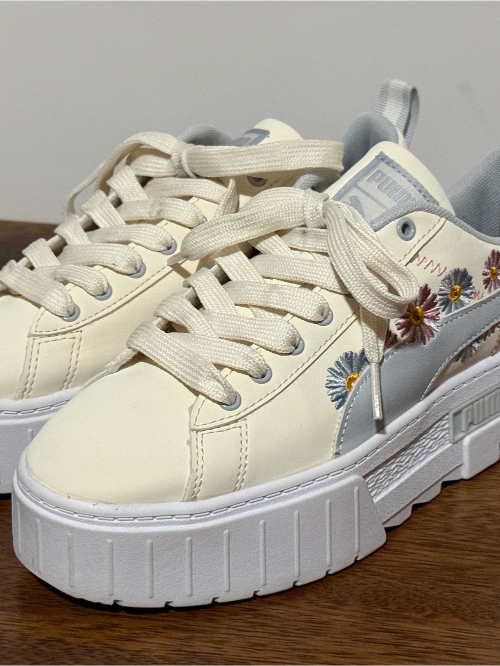 Puma Cream Platform Sneakers with Pastel Floral Embroidery Women’s Size 5.5